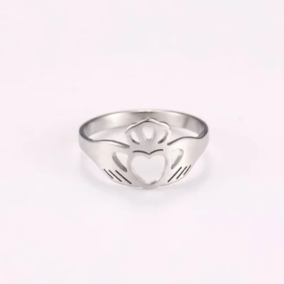 Alternative view of Minimalist Claddagh Ring
