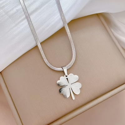 Elegant Clover Pendant Necklace